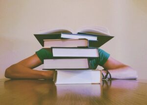 personne submergé par des livres