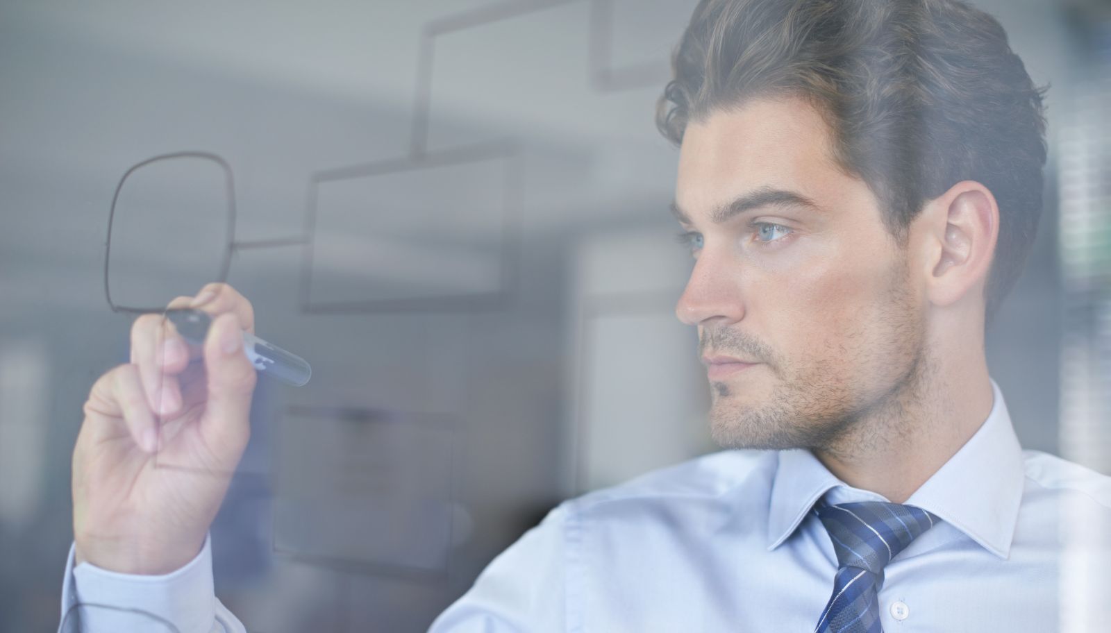 Dirigeant qui évalue la situation réelle de son organisation avant d'implanter un changement